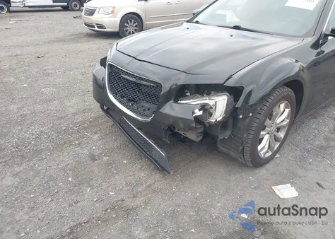 2018 Chrysler 300 Touring L Awd z USA, uszkodzony, nr VIN 2C3CCARG5JH257957